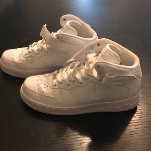 Men’s white Air Force 1’s Mid